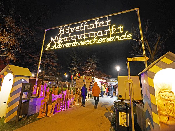 Ein leuchtendes Transparent weist den Weg zum Nikolausmarkt in Hövelhof. - © Ralph Meyer