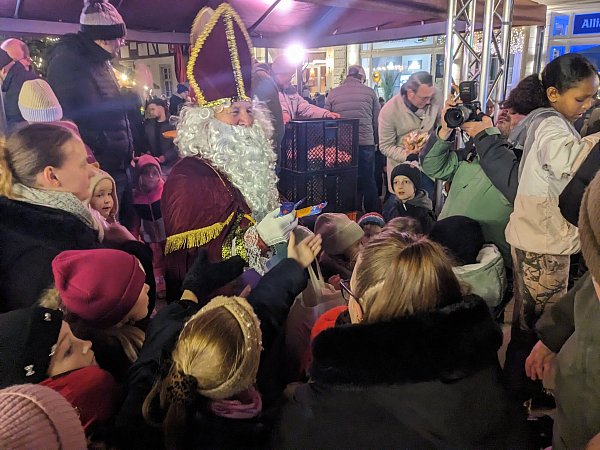 Der Nikolaus ist bei der Eröffnung des Marktes in Brakel ein gefragter Mann. - © Burkhard Battran
