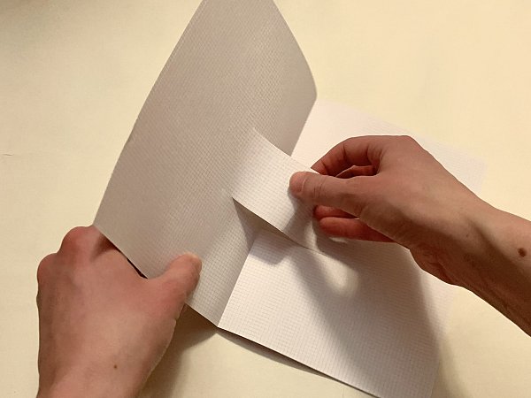Streifen, der durch die zwei Schnitte erzeugt wurde, nach innen knicken. - © Verena Freiberg