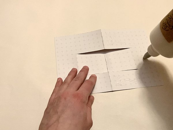Auf die Vorderseite der Karte kann man Papier kleben, um die Schnitte zu kaschieren. - © Verena Freiberg