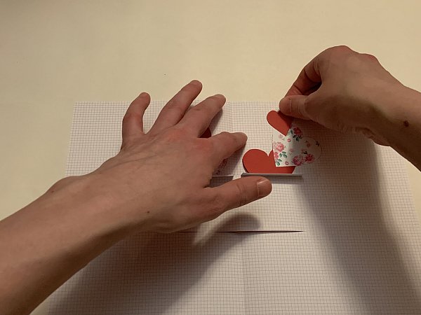 Ausgeschnittene Herzen von hinten in den Aufklapp kleben. - © Verena Freiberg