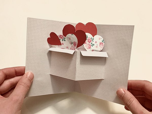 Eine Valentinstag-Karte können Sie ganz einfach in wenigen Schritten selber basteln. - © Verena Freiberg