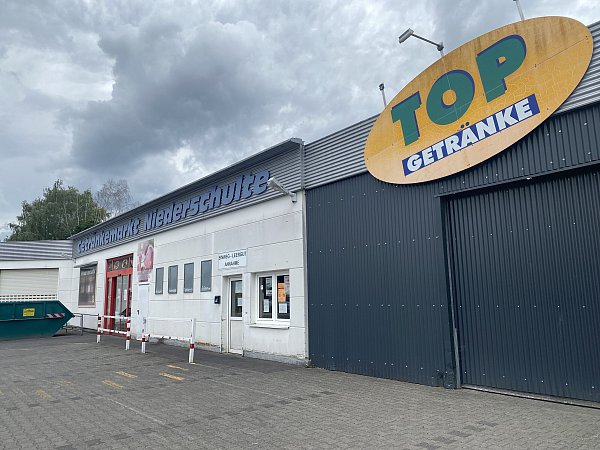 Der alte Getränkemarkt auf der gegenüber liegenden Seite des Parkplatzes direkt an der Bahnlinie wird abgerissen. Diese Fläche wird den Stellplätzen zugeschlagen. - © Markus Voss