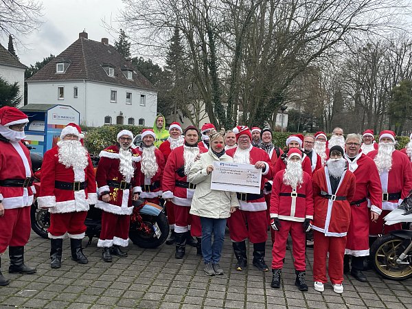 Hospizleiterin Antje Rohlfing begrüßte eine große Gruppe Weihnachtsmänner auf flotten Motorrädern und freute sich über die Spende für das Hospiz veritas in Lübbecke. - © Hospiz veritas