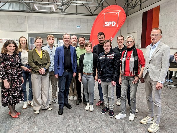 Landratsbewerber Helmut Lensdorf mit seinem Team der Kandidatinnen und Kandidaten für den neuen Kreistag. - © Burkhard Battran