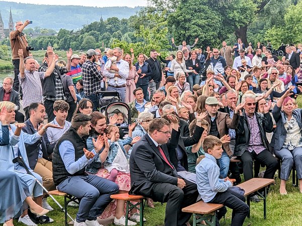 Tolle Atmosphäre beim großen Taufgottesdienst unter freiem Himmel. - © Burkhard Battran