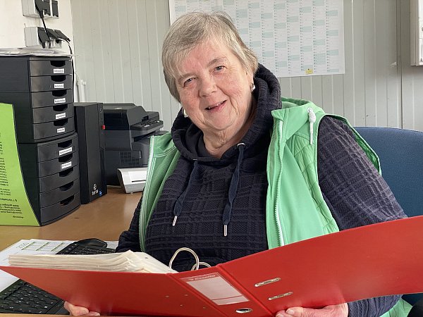 Tafel-Chefin Birgitt Psiorz – seit vielen Jahren leitet sie routiniert die Lebensmittelverteilung für Bedürftige. - © Horst Biere