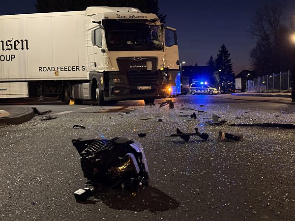 Der Fahrer des Lastwagens soll beim Einbiegen den Bielefelder Bus übersehen haben. - © Mike-Dennis Müller