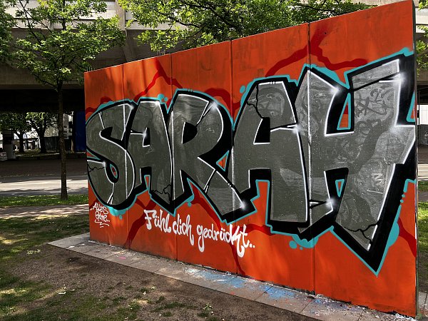 An den Graffiti-Wänden an der Mindener Straße stehen seit Kurzem auch die Namen von Sarah, Kevin und Daniel. - © Jens Reichenbach