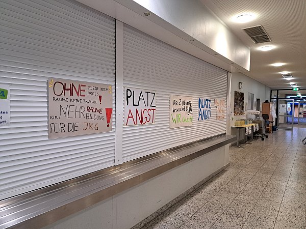 Vor dem Besuch der Stadtpolitik in der JKG im Februar 2024 haben Schüler, Eltern und Lehrer in Gütersloh Protestplakate aufgehängt. - © Philipp Kersten