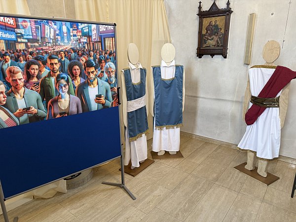 Die Station „Verrat“ zeigt die Hohen Priester sowie Pontius Pilatus und verdeutlicht die Geschehnisse mit Bezügen zur heutigen Zeit. - © Carola Drabon