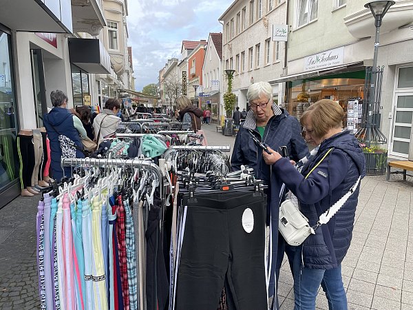 Der Herbst- und Bauernmarkt in Bad Oeynhausen lädt traditionell auch zum Shopping am Sonntag ein. - © Elke Niedringhaus-Haasper