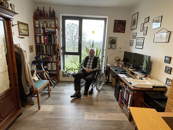 In seinem knapp 20 Quadratmeter großen Zimmer hat Klaus Marholdt nicht nur seinen Computer, sondern auch Möbel, Bilder und Bücher untergebracht. - © Elke Niedringhaus-Haasper