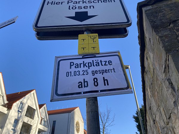 Bereits seit einigen Tagen weisen Zusatzschilder auf das Parkverbot wegen der Paderborner Karnevalsparade am 1. März hin. - © Marc Schröder