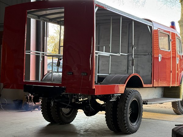 Dieser Feuerwehr-Oldtimer wird, nach seiner letzten großen Reise nach Hause, mit viel Liebe restauriert. Beim Feuerwehrfest im September soll er der Öffentlichkeit vorgestellt werden. - © Gabriele Grund