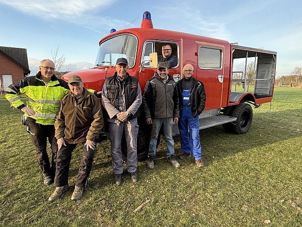 Mit gemütlichen 80 km/h tuckerte das alte Löschfahrzeug bei seiner Rückkehr über die Landstraßen zurück nach Greffen. Alfons
Hennemann (v.l.), Laurenz Strotmann, Dieter Amsbeck, Michael Terlutter und Bernhard Loddemann sowie Nicklas Krieft oben im Auto sanieren seit fast eineinhalb Jahren das ehemalige Feuerwehr-Einsatzfahrzeug. - © Gabriele Grund