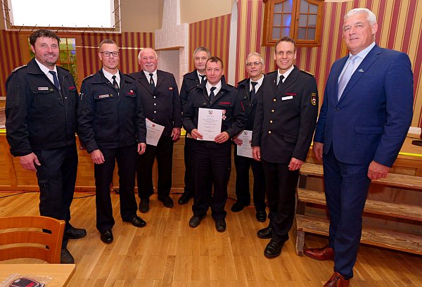Michael Stork (l.), Jens Götte (2. l. l) sowie Kreisbrandmeister Stephan Reckhaus (2. v. r.) und Vizebürgermeister Wigbert Löper zeichnen die langgediehnten Feuerwehrleute mit den Ehrenzeichen des Landes und der Sonderauszeichnung des Verbandes der Feuerwehr (Vdf) aus. - © Ralph Meyer