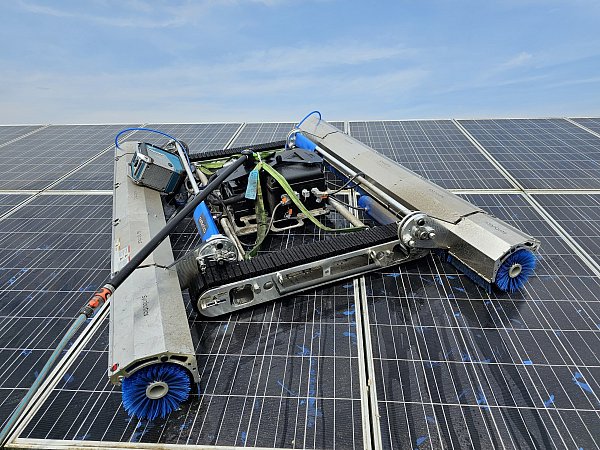 Ein Alleinstellungsmerkmal von Wash Solar ist der Einsatz spezieller Reinigungsroboter. - © Wash Solar