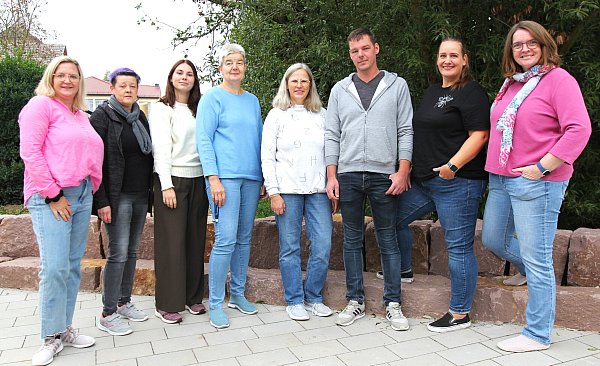 Ein engagiertes Team kümmert sich um die Kinder in St. Nikolaus; Melanie Güthoff (v l.), Yvonne Tabaka, Auszubildende Lissy Engel, Michaela Rot-Bach, Abwesenheitsvertretung Cordula Wulf, Carsten Ashauer, Iris Kahl und Kitaleiterin Simone Kremper. - © Kita/Schlichter