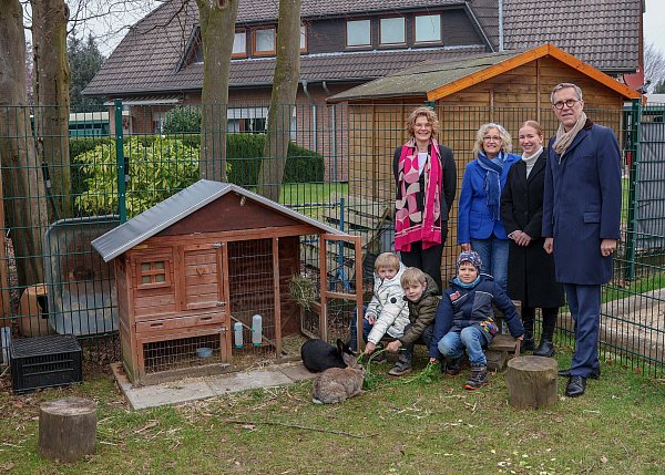 Tierischer Zuwachs: Dank der Spende der Paul und Karin´Gauselmann-Stiftung konnte die Espelkamper Kita „Beethovenstraße“ ein Gehege für Kaninchen anschaffen. - © Merkur Group