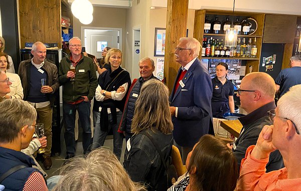 Fritz Haeger, ehemaliger Jahrgangsstufenleiter, trat mit einer humorigen Rede beim Klassentreffen auf.?Foto: Horst Biere - © Horst Biere