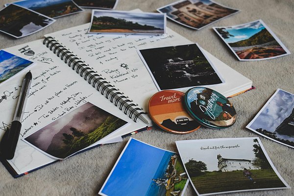 Zum Valentinstag können Verliebte schöne Fotos aussuchen und in ein Fotoalbum kleben. Dazu kann auch ein Text geschrieben werden. - © Pexels