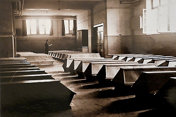 Die Opfer des Bombenangriffs wurden in der Aula der Schule aufgebahrt. - © privat