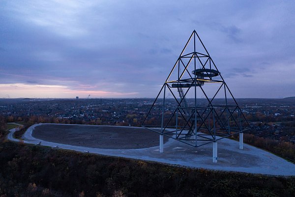Schwebende Perspektiven – der Tetraeder auf der Halde Beckstraße bietet Kunst, Architektur und Weitblick in luftiger Höhe. - © Volker Wiciok