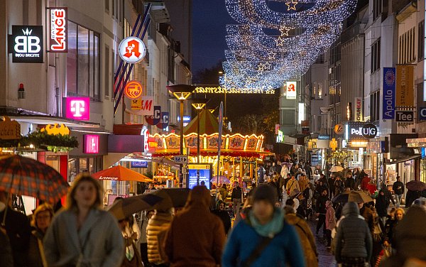 Am verkaufsoffenen Sonntag haben auch die Geschäfte in der Westernstraße geöffnet. - © Niklas Tüns