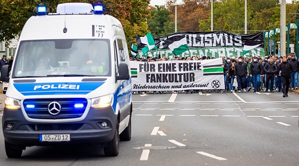 Fans von Hannover 96 protestieren 2024 gegen den Ausschluss von Gästefans beim Derby gegen Eintracht Braunschweig. - © picture alliance/dpa