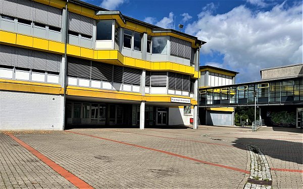Am vergangenen Freitag offenbar Ort eines ziemlichen Tohuwabohus: die Regenbogen-Gesamtschule in Spenge. - © Marlene Walkenhorst
