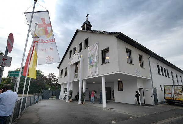 Aus dem Gebäude, einst genutzt als Warenhaus, Kino und Möbellager, wurde 1987 das Gotteshaus der vor 40 Jahren gegründeten Gemeinde St. Johannes Apostel der Syrisch-Orthodoxen Kirche. - © Andreas Frücht