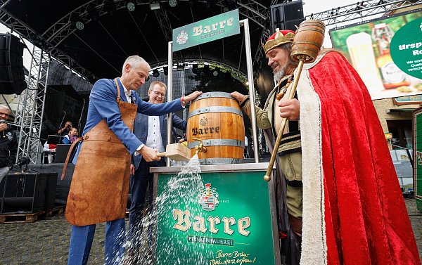 Der Fassanstich am Sonntag um 11 Uhr, hier Bürgermeister Frank Haberbosch (l.) und Brauerkönig Gambrinus (r.) 2024, wird begleitet von zünftiger Blasmusik. - © Oliver Krato