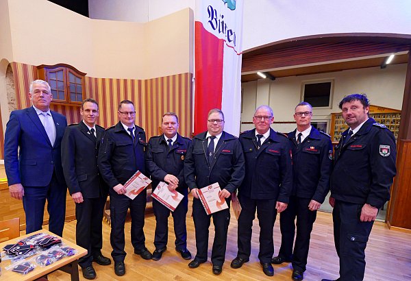 Die neuen Einheitsführer der Löschgruppen Ahden und Weiberg gemeinsam mit der Wehrführung, dem Kreisbrandmeister und Vizebürgermeister Wigbert Löper (l.) - © Ralph Meyer