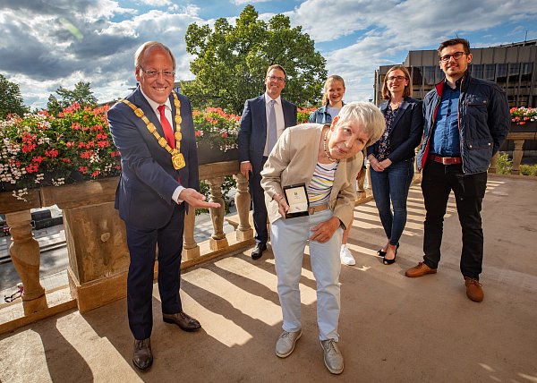 Oberbürgermeister Pit Clausen überreichte die Ehrennadel der Stadt Bielefeld 2020 an Christa Lincke. Hinten sehen zu (von links) Sohn Götz Lincke sowie die Enkel Wilhelmine Lincke, Lena Wellmann und Felix Wellmann. - © Mike-Dennis Müller / www.mdm.ph