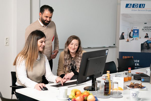 Die Beratung beginnt bei der Analyse bestehender Verträge und geht über Kostenoptimierung bis zur Implementierung innovativer Technologien. - © Sigrid Urban Fotografie