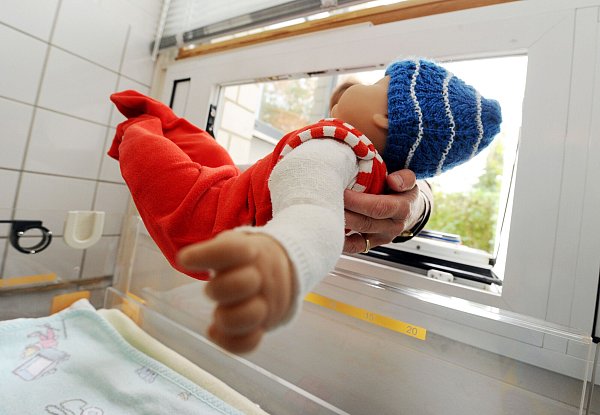 Der letzte Ausweg ist für manche verzweifelte Mütter: die Babyklappe. - © picture alliance / dpa