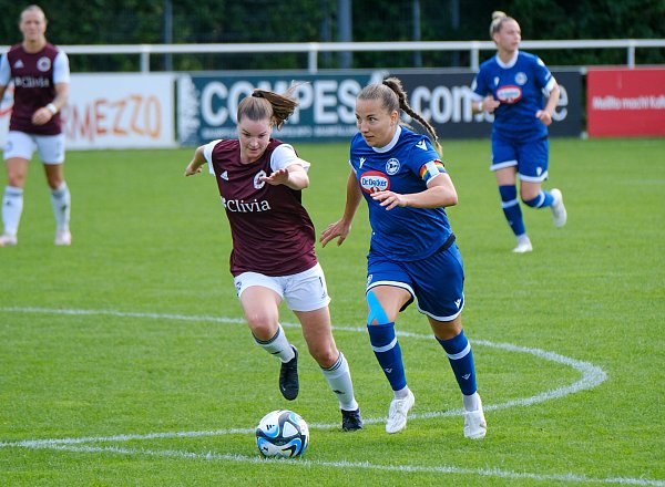 Arminias Kapitänin Lisa Lösch (r.), hier im Spiel gegen Warbeyen. - © Andreas Zobe