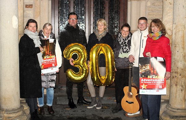Der Arbeitskreis und die Künstler des ersten Mitsing-Konzertes auf dem Adventsmarkt freuen sich: Britta Kuboth (v. l.), Ulrike Kruse, Johannes Dunschen, Ursula Happe, Anna Boheyer-Fortmeier, Erik Schiermeyer und Karin Henkemeier. - © DEMAG