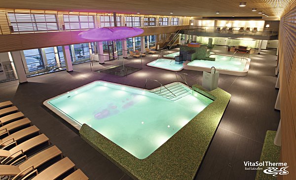 Bei Kerzenschein können Verliebte am Valentinstag in der Vitasol Therme entspannen. - © VitaSol-Therme