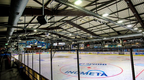 Eislaufen, wo sonst echte Profis trainieren - das geht in der Eishalle in Herford. Auf der Eisfläche spielen auch die Eishockey-Stars der Herforder Ice Dragons. - © Daniel Salmon