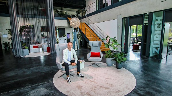 Die „Media Gallery“ hat gleich mehrere Hingucker zu bieten – darunter ein von der Decke hängender Vorhang, der sich elegant um eine Sofalandschaft windet. - © Daniel Salmon