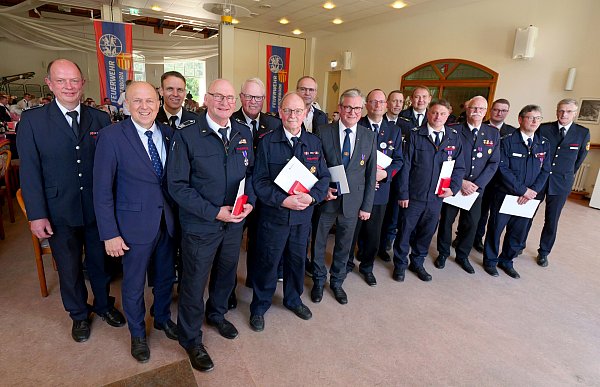 Sie wurden für ihr Engagement für die Feuerwehr ausgezeichnet. Die Ehrungen nahmen Bezirksbrandmeister Elmar Keuter und Kreisbrandmeister Stephan Reckhaus vor. - © Ralph Meyer