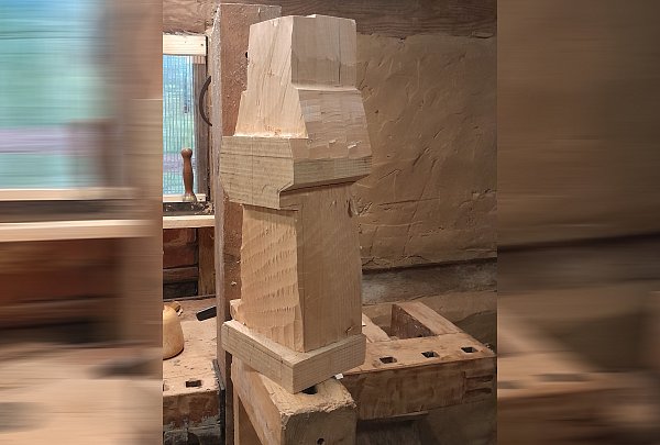 Aus diesem Holzklotz entsteht derzeit der heiligen Liborius für die Krippe des Hohen Doms. - © Vielstädte Holzbau