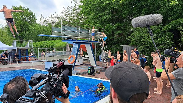 Das Medieninteresse an dem Sprung-Spektakel zur Rettung des Drei-Meter-Turms im Freibad Wiedenbrück war im Sommer ziemlich groß. - © Marion Pokorra
