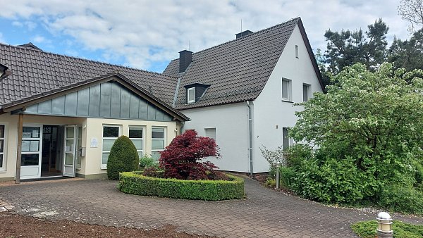 Das ehemalige Pfarrhaus am Lehmberg in Borgentreich teilt sich mit dem Gemeindezentrum "Katharina von Bora" eine Mauer. - © Dieter Scholz