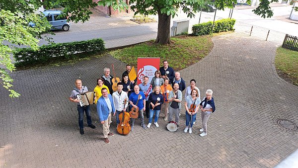 Sie brennen für die Steinheimer Musikschule: die Lehrkräfte. Auf dem Hof des Forums wollen sie schon bald wieder zum Hoffest einladen. - © Madita Schellenberg
