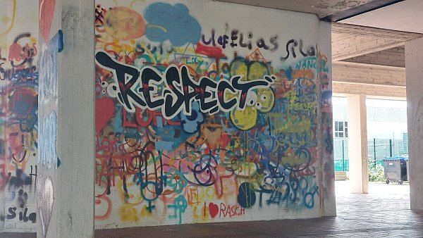 Respekt gegenüber Natur und Mensch haben sich die Schülerinnen und Schüler der Sekundarschule Warburg und Borgentreich nicht nur auf die Schulhofwand geschrieben. - © Dieter Scholz