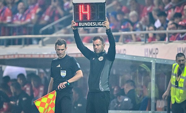 Da muss auch der Linienrichter auf die Uhr gucken: In dieser Saison lassen die Schiedsrichter oft lange nachspielen. - © picture alliance/dpa