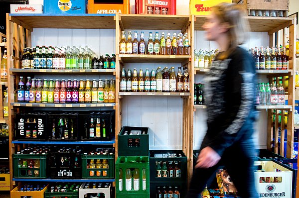 Nicht nur Bier wird teurer – auch alkoholfreie Getränke sind von Preissteigerungen betroffen. - © picture alliance/dpa